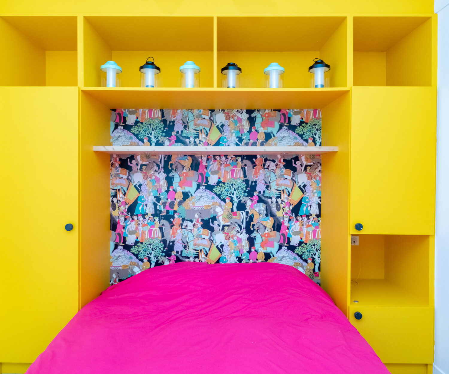 meuble lit pont sur mesure couleur jaune avec papier peint colore. meuble tête de lit sur mesure, architecte la rochelle