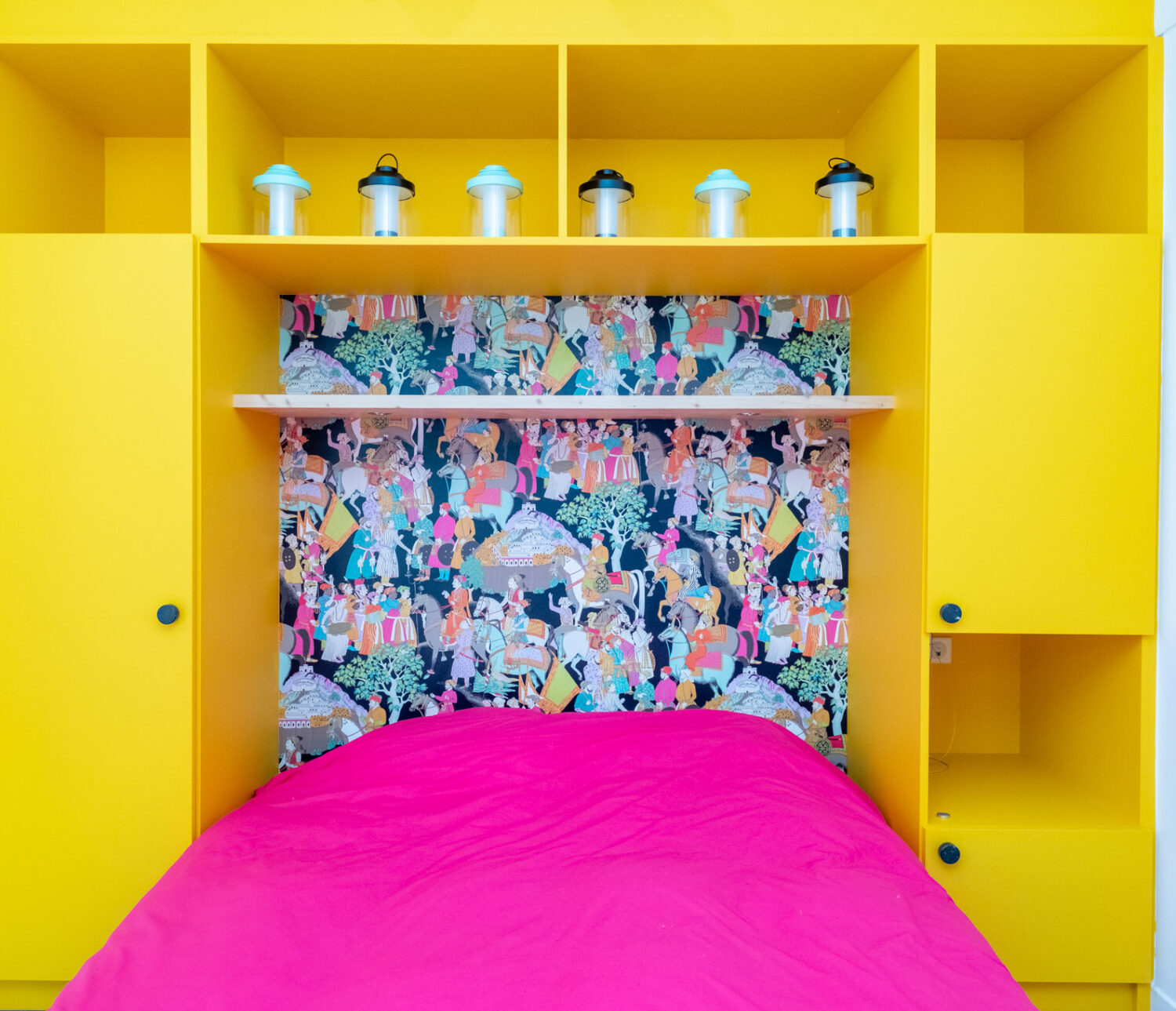 meuble lit pont sur mesure couleur jaune avec papier peint colore. meuble tête de lit sur mesure, architecte la rochelle