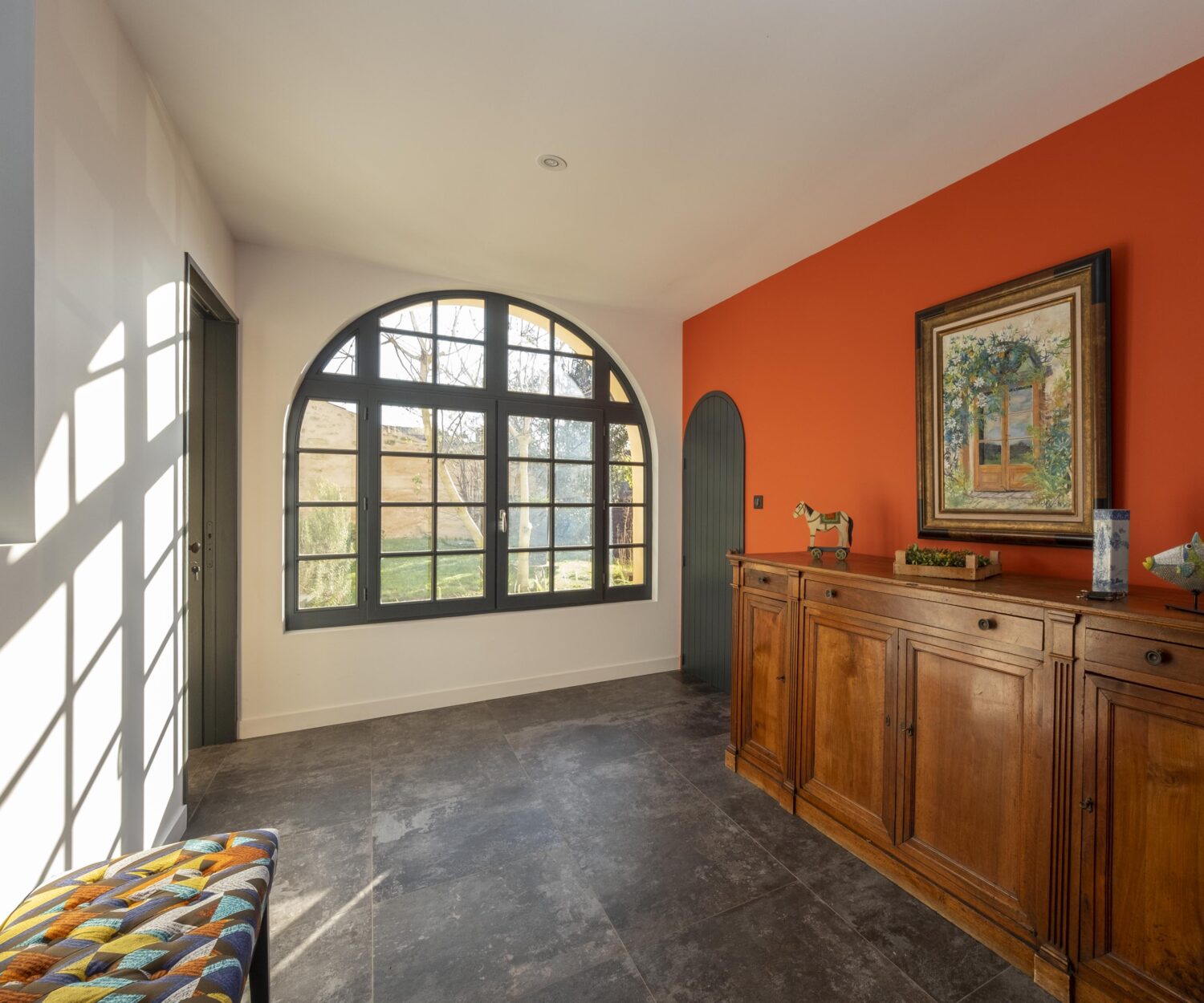 entrée maison orange vert sol carrelage gris fonce fenêtre arrondie meuble ancien renovation maison la rochelle