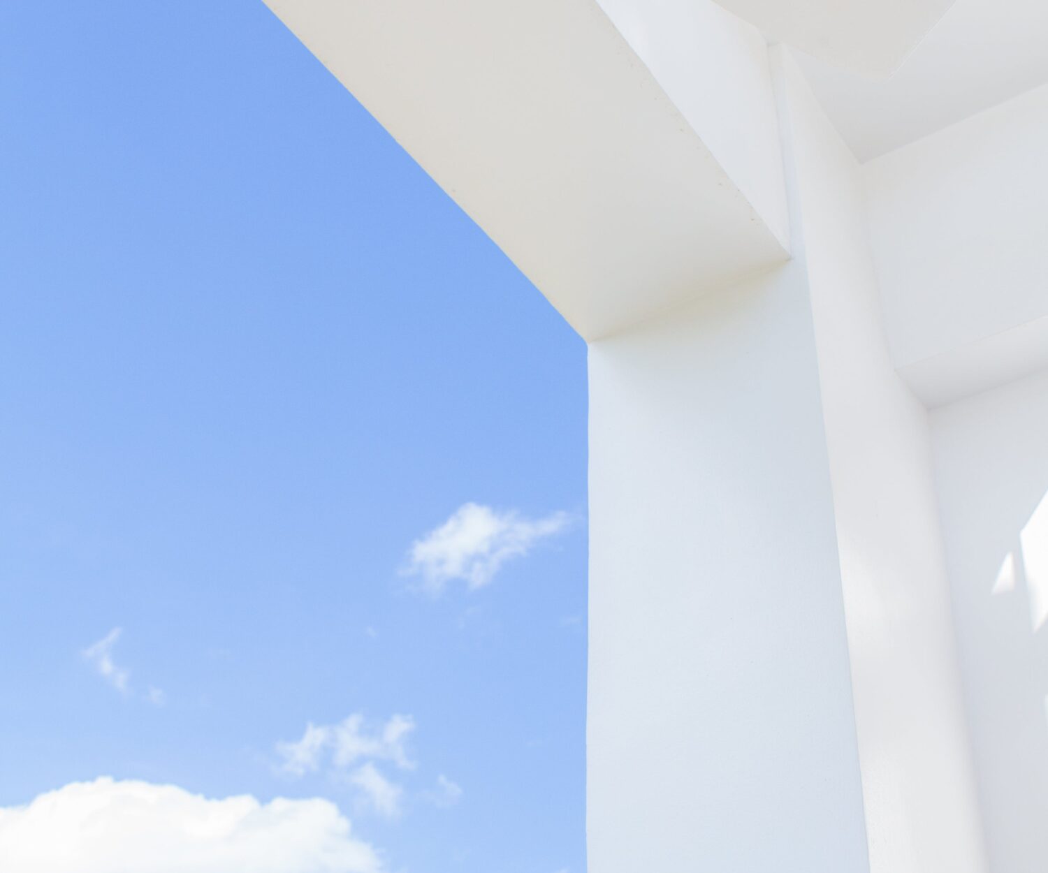 grande fenêtre avec vue sur ciel