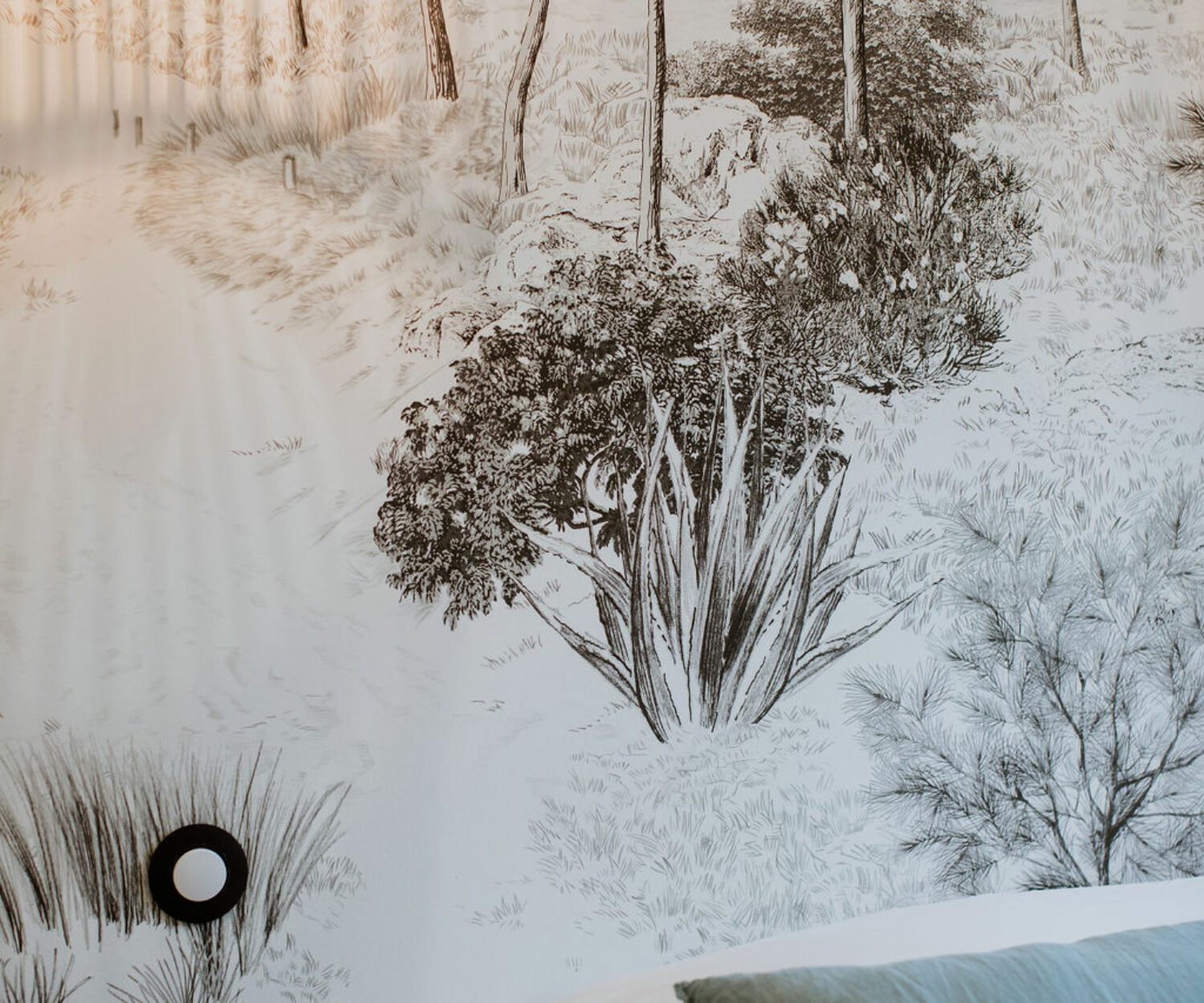 renovation-airbnb-papier-peint-noir-et-banc-PANORAMIQUE-FOREST-ISIDORE-LEROY-decoration-legrand-dooxie-bien-etre-interieur-la-rochelle-maison-vacance-oleron-CHAMBRE-alize-chauvet-architecte