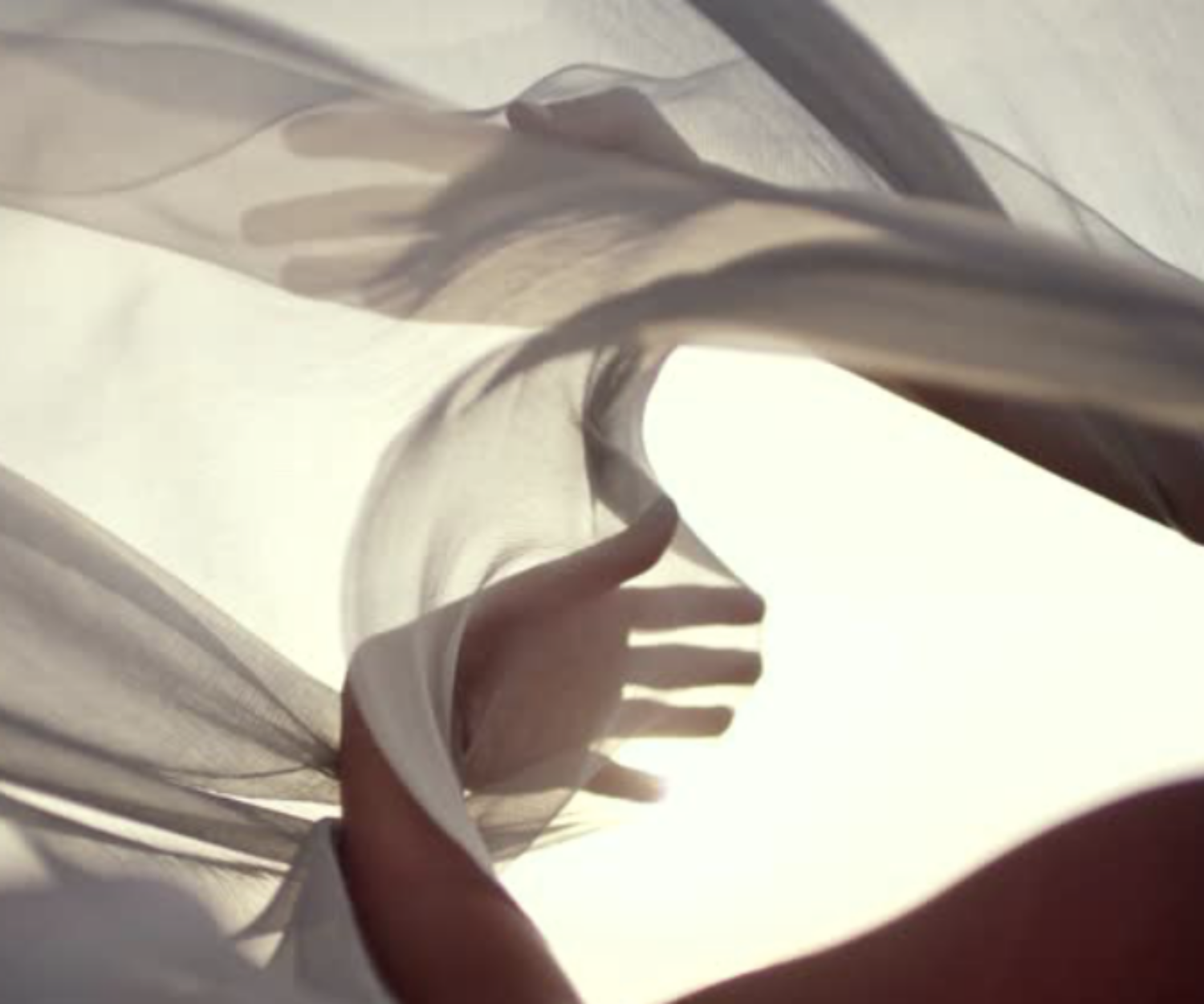 main qui touche un voilage