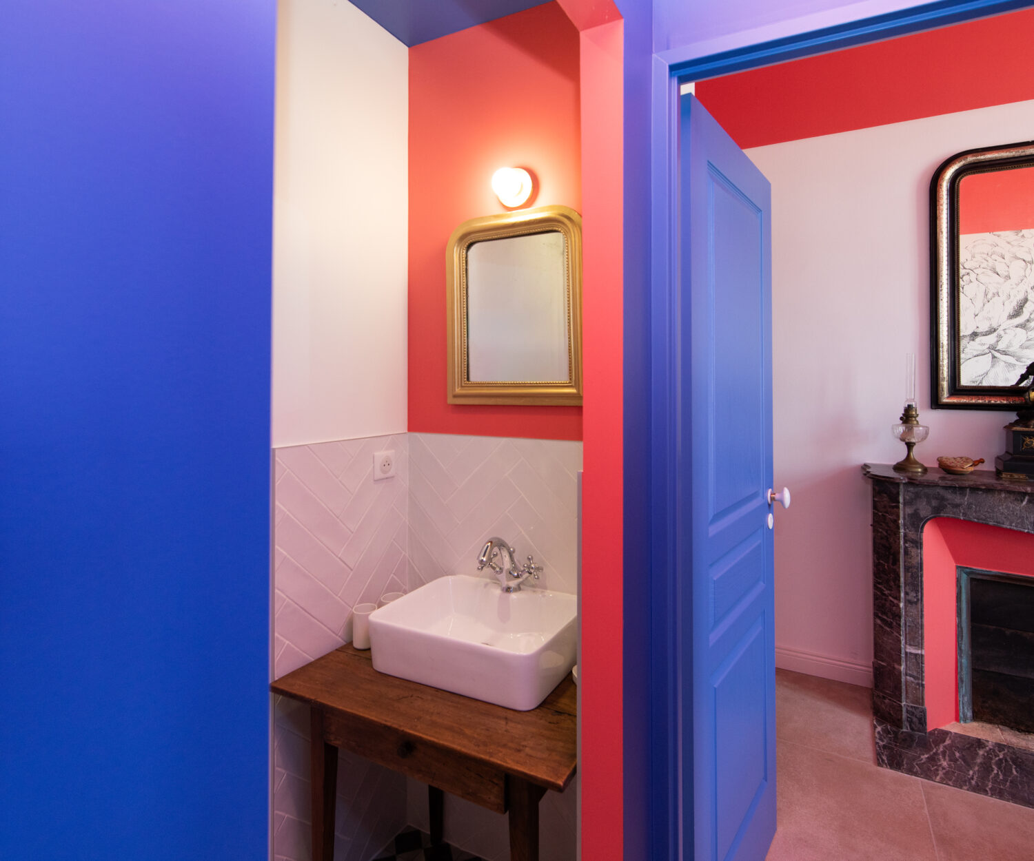 salle de bain rénovée avec couleurs vives bleu et rose
