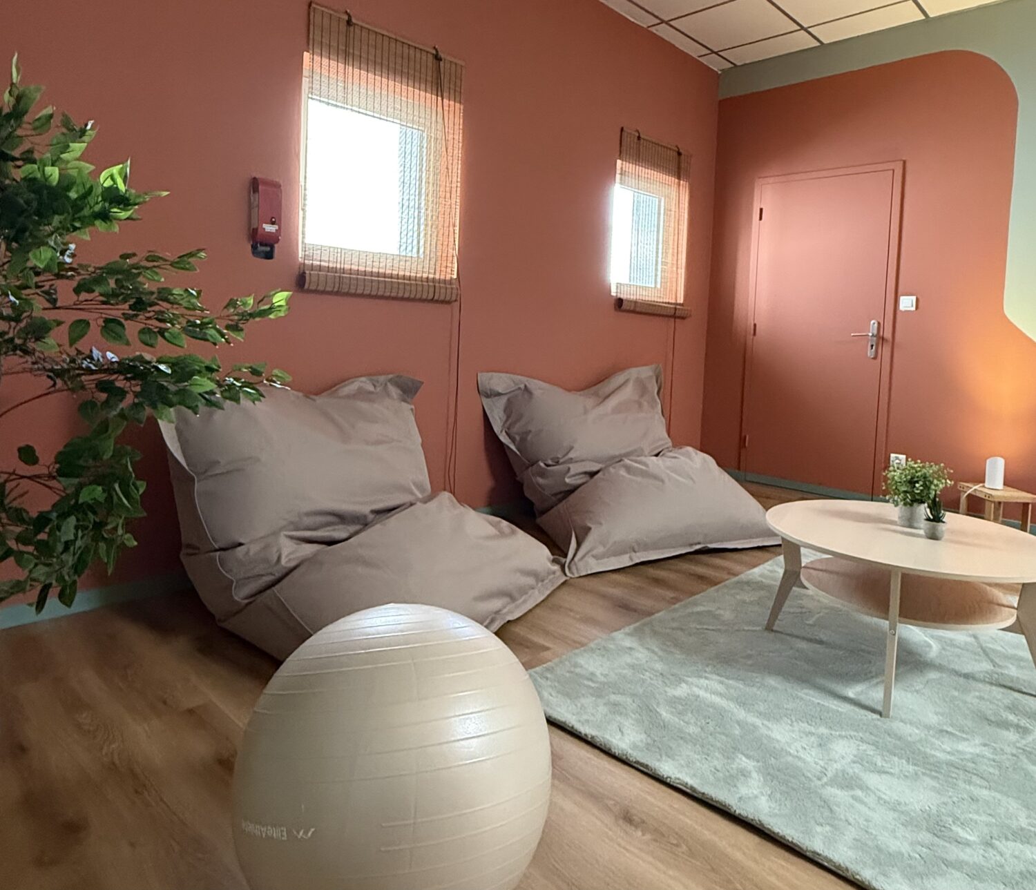 Vue d’ensemble de la salle de régulation et répit sensoriel au Collège Lafayette, conçue dans le cadre du plan santé mentale de l'éducation nationale pour soutenir la régulation émotionnelle des élèves.