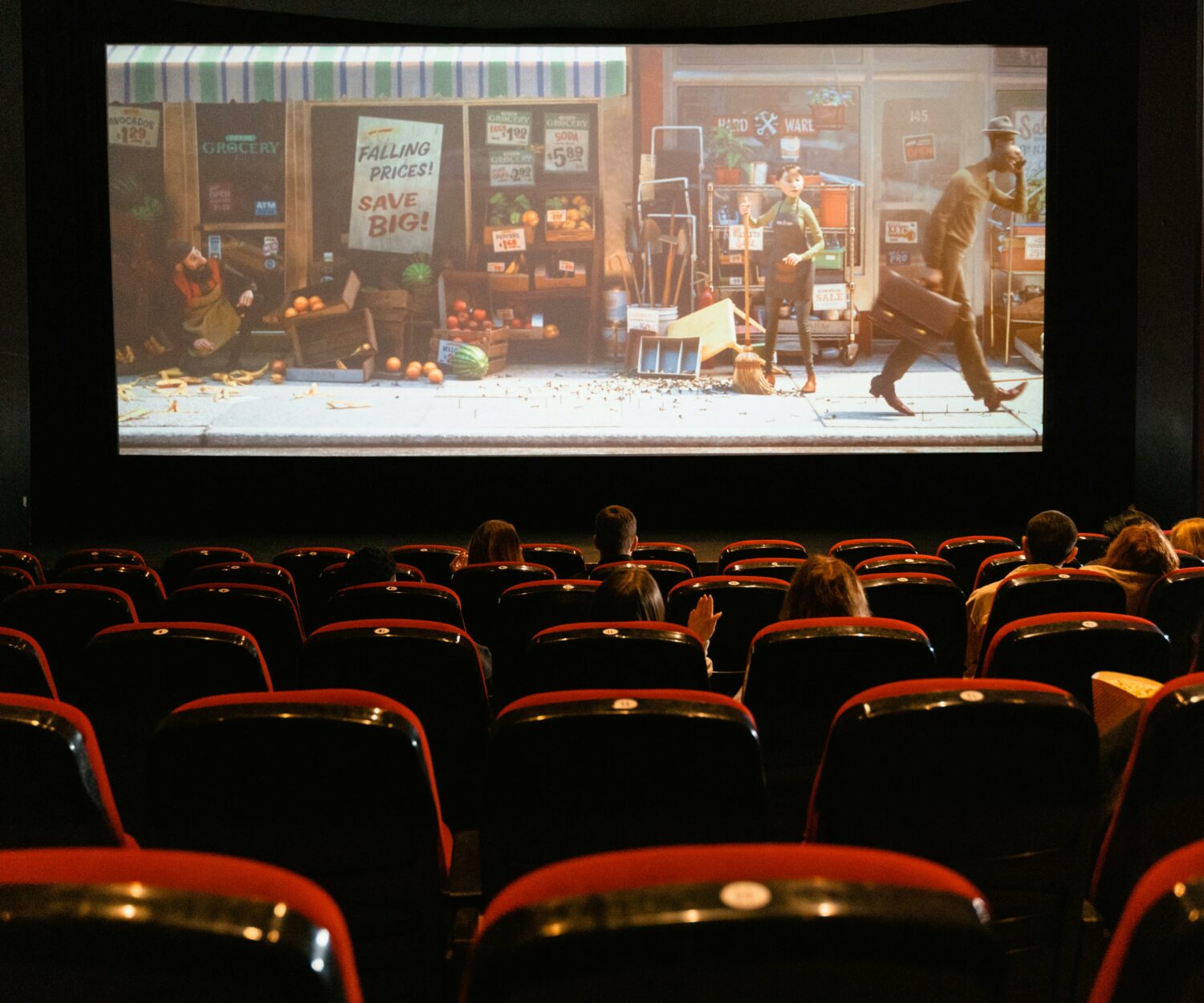 Vue d'ensemble d'une salle de cinéma où les personnes peuvent librement expérimenter leurs émotions et se réguler.